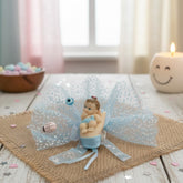 Magnetische Babyfigur hellblau – Süsses Baby in Hand mit Glitzertüll